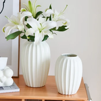 Декорация на керамични вази свежи цветя в дневната, американски бели сухи цветя в ретро стил